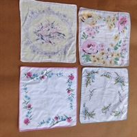 lommetoerklaeder-mange-farvede-blomster-print-gamle-naeseklude